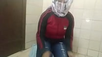 best arabian muslim العربية الجنس أمي masturbates squirting pussy on live webcam instead of praying best
